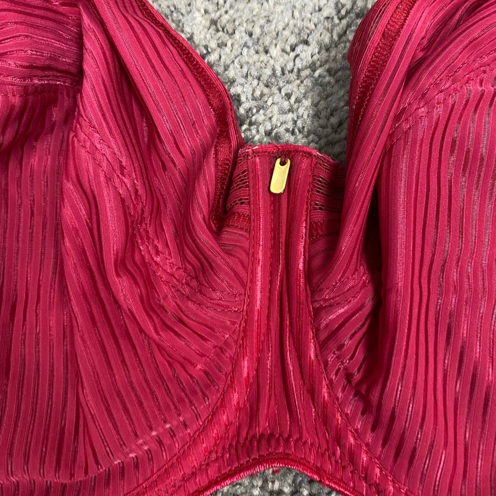 Red bra‎ - Picture 3 of 5